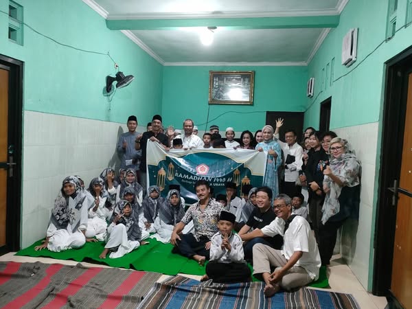 alumni UBAYA mengadakan kegiatan santunan dan buka bersama